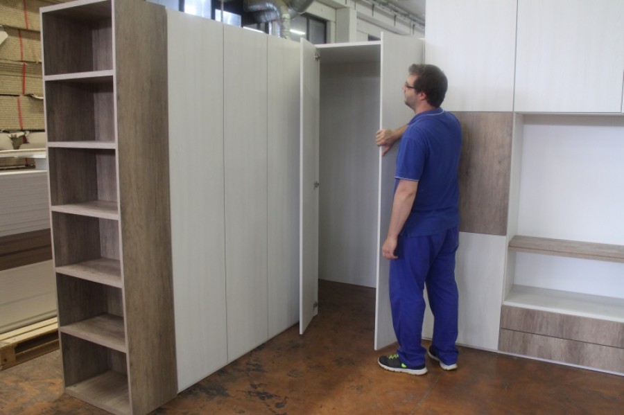 Armadio su misura appena uscito dalla sala prova della fabbrica mobili ilma di parma soragna