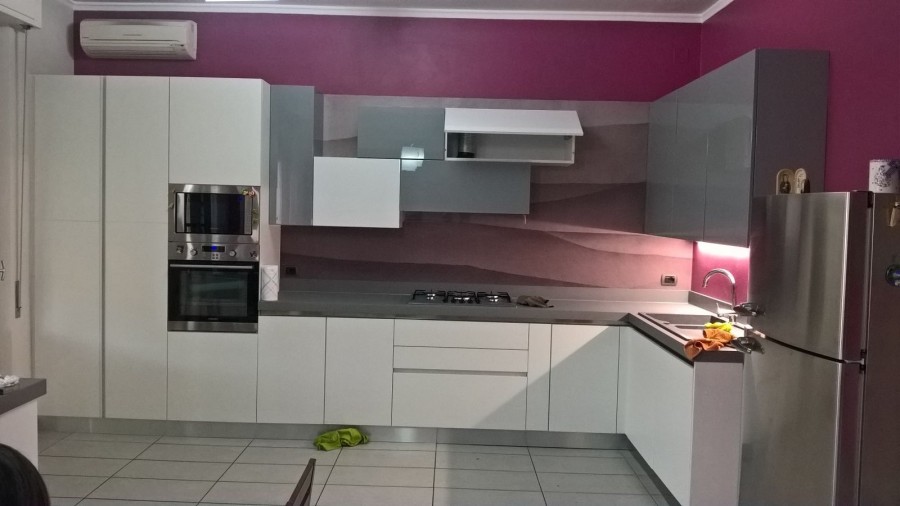 Cucina montata  nostro cliente Parma con schienale con tapezzeria...