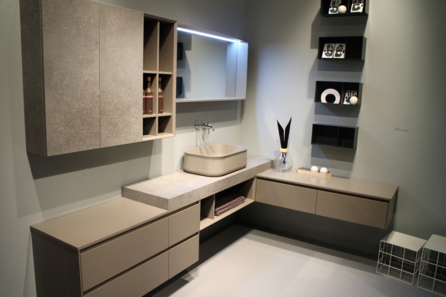 Bagno ad angolo con anta effetto cemento mensole in ferro e lavandino tortora ... spettacolare