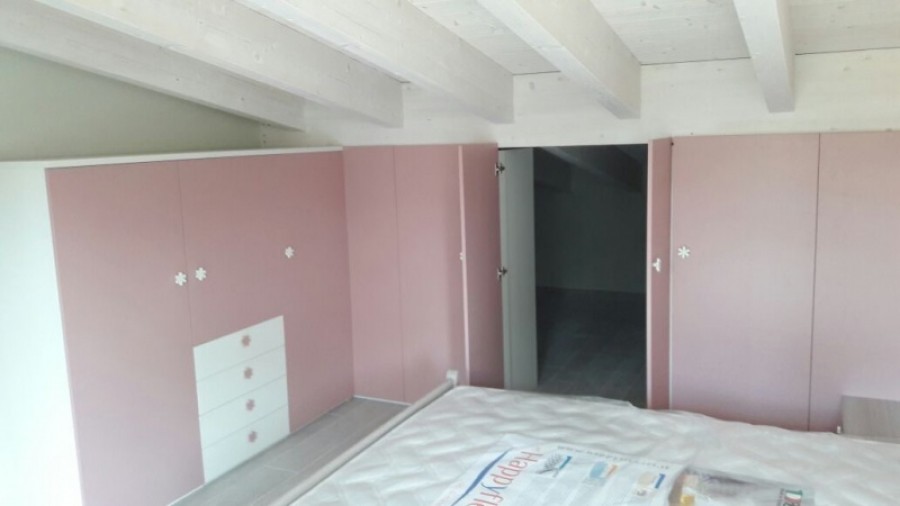 Come sfruttare la mansarda dividendola con armadi realizzando due stanze. Realizzazione ILMA  MOBILI PARMA  NOCETO