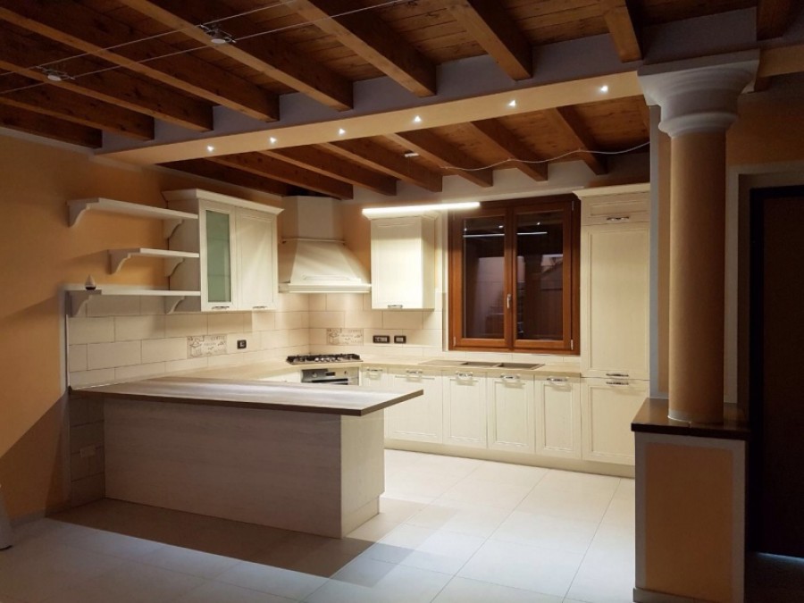cucina da poco montata  ...per fortuna ci sono clienti che hanno ancora grandi stanze