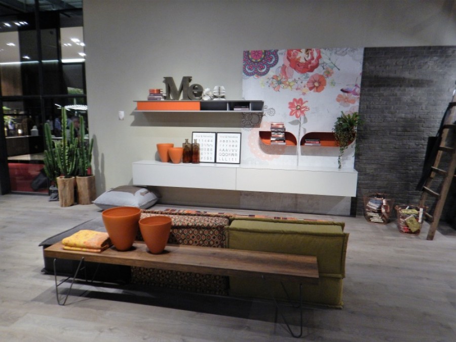 Zona giorno con tapezzeria e piccoli giochi di colore..fantastica idea arredo