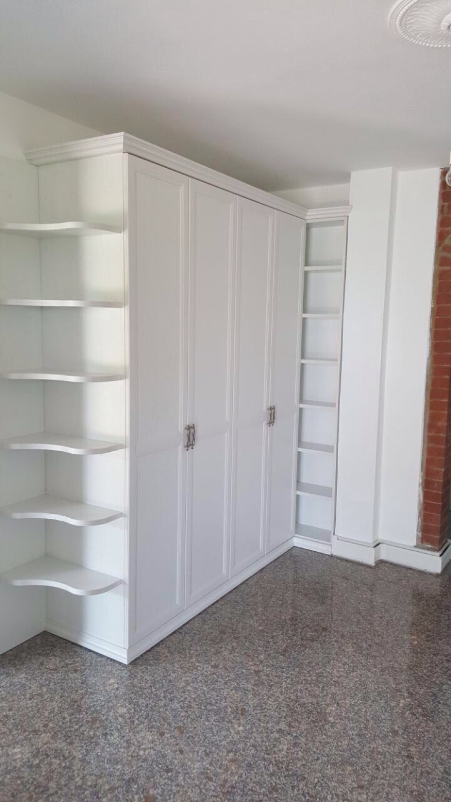 classico ma elegante armadio per ingresso o per la tua camera da letto .  realizzazione recente a Parma .
