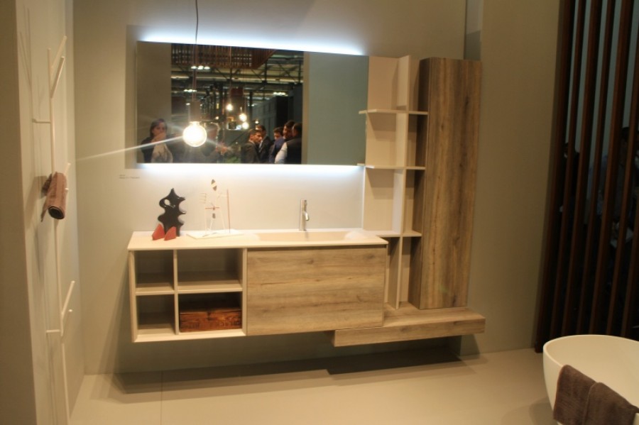 Bagni legno ma moderni e originalei . vasca e top in corian. specchio retroilluminato led .. zona bagno ILMA MOBILI PARMA