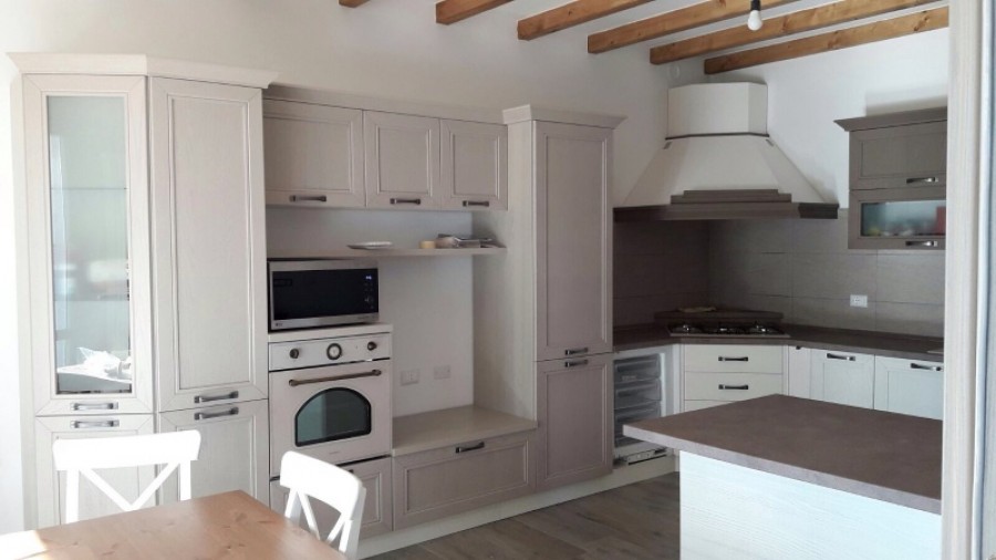 cucina montata da poco...  molto bella e grazie per la foto ... realizzazione ilma mobili parma  .. mobii a misura ..camere e camerete..