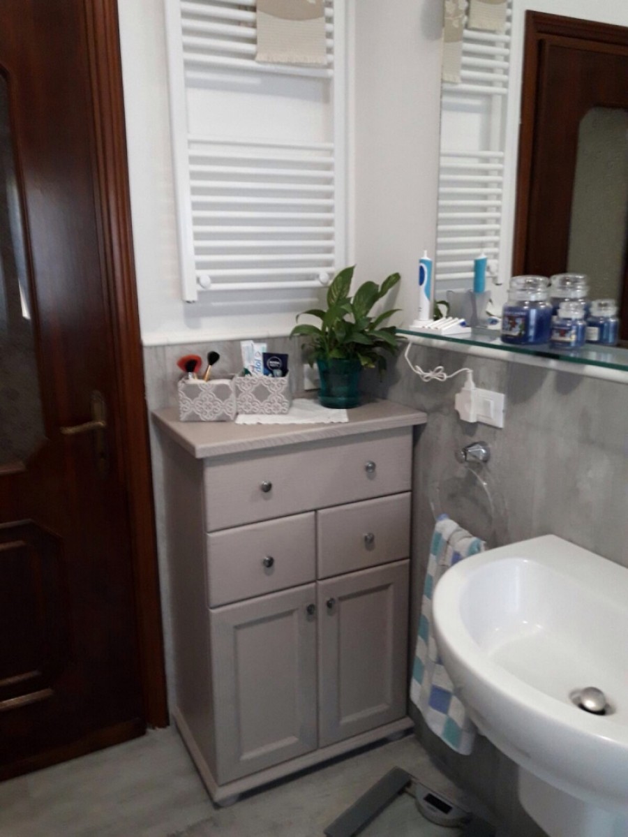 bagno con mobiletti in legno a misura sia nelle forme che nel colore... mobili ilma  su misura per voi ..siamo a Soragna Parma vicino outlet