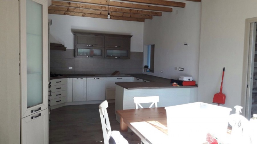 cucina legno da poco montata