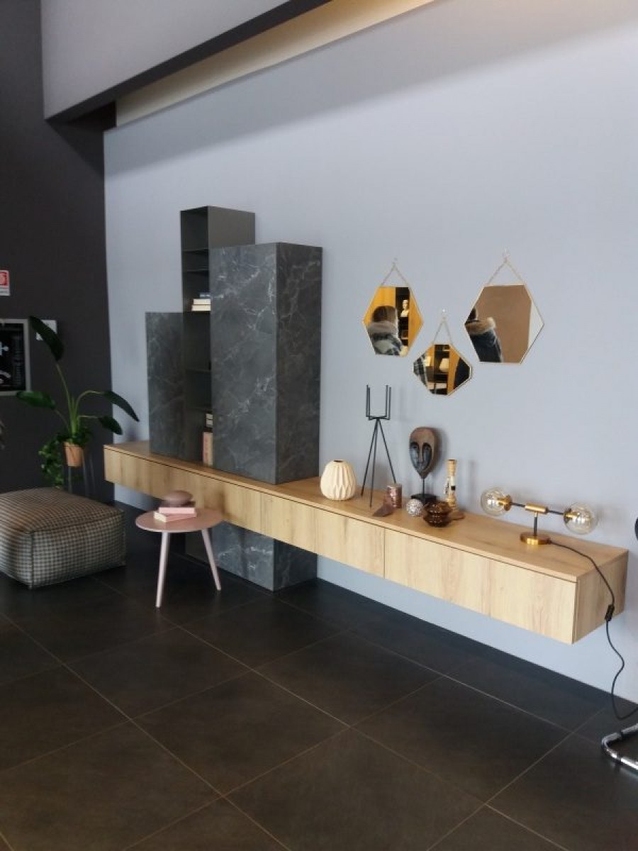 Soggiorno effetto marmo e legno...da urlo..bellissimo.. ILMA MOBILI PRODUCE  MOBILI PER OGNI AMBIENTE  ..Siamo a Parma  vicino a Piacenza e Cremona .. aperti al domenica