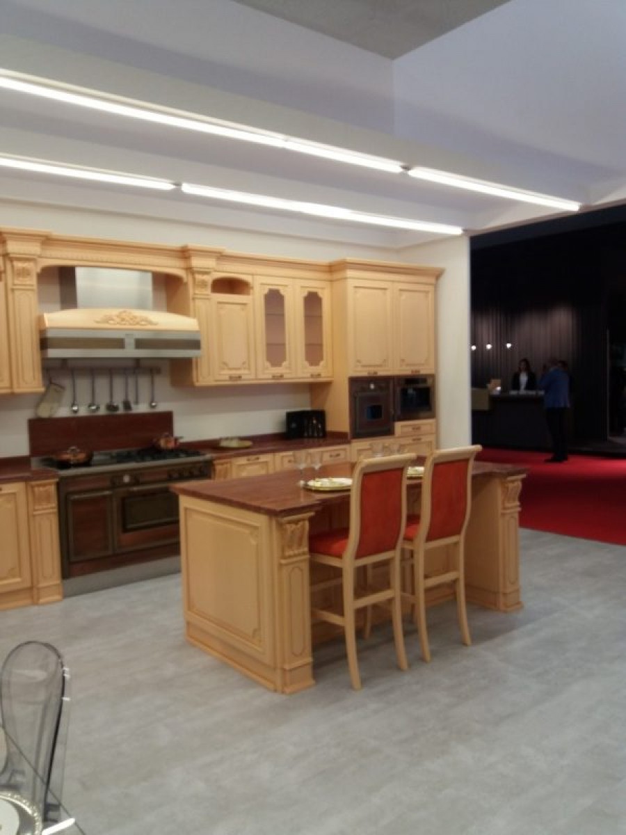 Cucina classica molto rustica    Ilma produzione mobili parma