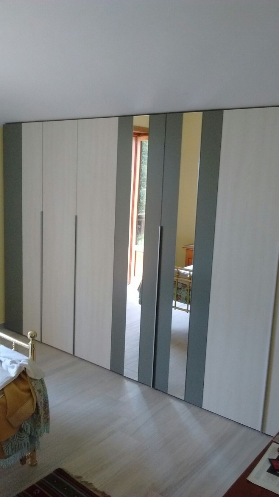 Armadio mansardato profondo 100 totalmente a misura.. produzione ILMA  di armadi mansardati  e con profondita' a misura